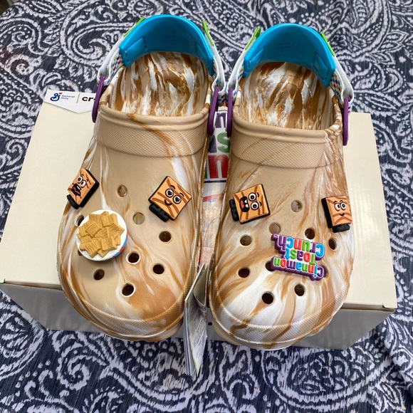 CROCS - New Cinnamon Toast Crunch Limited Edition + SIX Extra Charms FREE - Picture 3 of 10